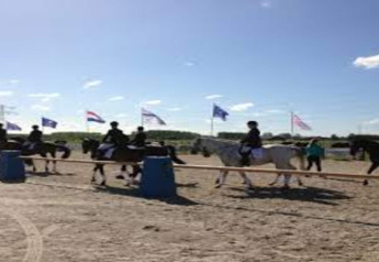 Jinetes compiten en un evento al aire libre en el resort de playa Hoek van Holland, en Países Bajos.