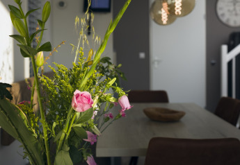 Primer plano de un ramo de flores en una mesa de comedor en Resort Hoek van Holland, Países Bajos.