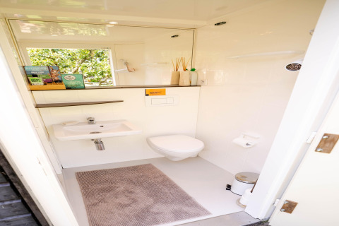Modernes, minimalistisches Badezimmer in einem Tiny House in den Niederlanden, mit WC und Waschbecken.