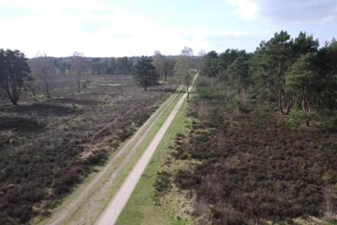 Luchtfoto van een pad door de natuur bij Heivlinder Comfort 4+2p lodge in Nederland.