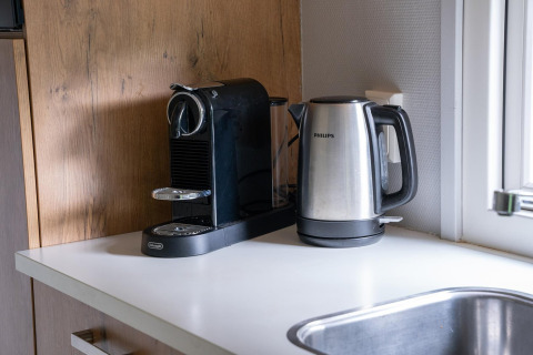 Koffiezet en waterkoker op het aanrecht in de Heivlinder Comfort 4+2p lodge in Nederland.