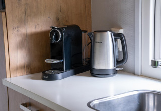 Koffiezet en waterkoker op het aanrecht in de Heivlinder Comfort 4+2p lodge in Nederland.