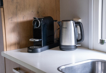 Coffee machine and electric kettle on the kitchen counter at Heivlinder Comfort 4+2p lodge in the Netherlands.