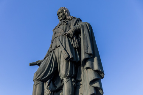Statue einer historischen Figur im klassischen Gewand vor blauem Himmel am Noordzee Resort Vlissingen.