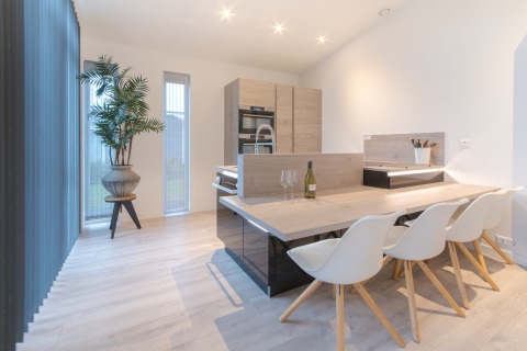 Zona pranzo e cucina luminosa e moderna al Water Resort Oosterschelde 13, nei Paesi Bassi, con arredamento elegante.