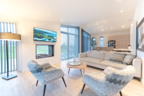 Soggiorno moderno a Water Resort Oosterschelde 13 con grandi finestre, mobili eleganti e cucina a vista, Paesi Bassi.