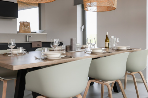 Spisebord dækket til fire på Heerlijkheid Vlietenburg 1-lodge i Holland med moderne designstole.