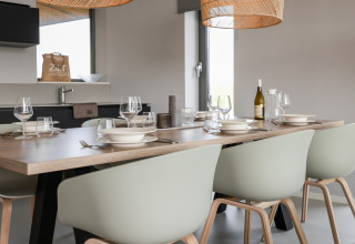 Spisebord dækket til fire på Heerlijkheid Vlietenburg 1-lodge i Holland med moderne designstole.