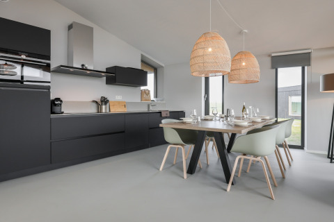 Moderne køkken og spisestue i lodge 'Heerlijkheid Vlietenburg 1' med stilfuldt interiør i Holland.