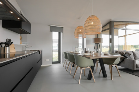 Moderne spisestue og køkken i Heerlijkheid Vlietenburg 1, stilfuldt indrettet med store vinduer.