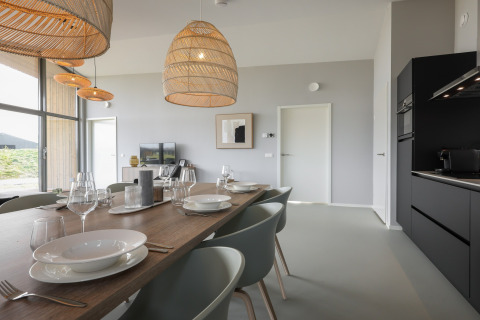 Moderne spise- og stueområde i Heerlijkheid Vlietenburg 1-lodgen i Holland med stilfuld indretning.