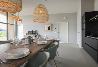 Moderne spise- og stueområde i Heerlijkheid Vlietenburg 1-lodgen i Holland med stilfuld indretning.