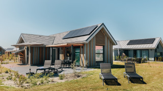 Udendørsbillede af Beach Resort Nieuwvliet-Bad 16 med liggestole og solpaneler på taget.