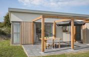 Terraza exterior del Beach Resort Nieuwvliet-Bad 14 en Países Bajos con mesa, sillas y sombrilla