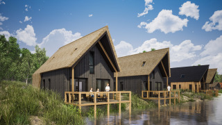 Rietgedekte lodges aan het water bij Resort Nieuwvliet-Bad 13 onder een heldere, deels bewolkte lucht.