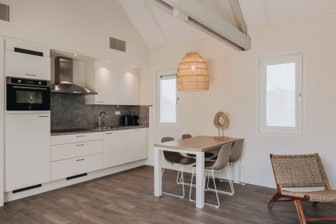 Moderne keuken en eethoek bij Beach Resort Nieuwvliet-Bad 16 in Nederland, stijlvol en eigentijds ingericht.