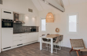 Cocina y comedor modernos en Beach Resort Nieuwvliet-Bad 16, Países Bajos, con diseño interior elegante.
