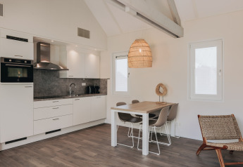 Cocina y comedor modernos en Beach Resort Nieuwvliet-Bad 16, Países Bajos, con diseño interior elegante.