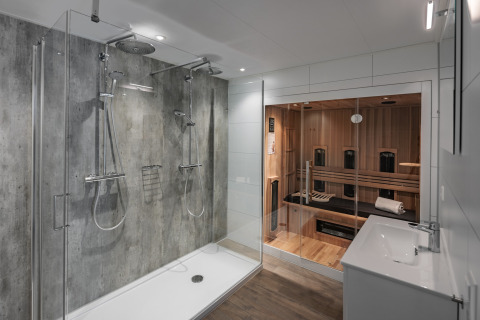 Moderne badeværelse med to brusere og en sauna i Beach Resort Nieuwvliet-Bad 16, Nederlandene.