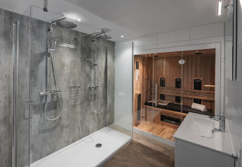 Baño moderno con dos duchas y sauna en Beach Resort Nieuwvliet-Bad 16, en los Países Bajos.