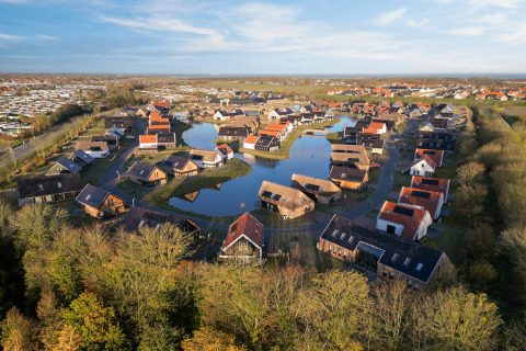 Vista aerea del Resort Nieuwvliet-Bad 13 nei Paesi Bassi con case, laghi e aree verdi circostanti.
