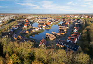 Vista aerea del Resort Nieuwvliet-Bad 13 nei Paesi Bassi con case, laghi e aree verdi circostanti.