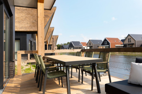 Terrazza esterna al Resort Nieuwvliet-Bad 13 nei Paesi Bassi con tavolo, sedie e vista sull'acqua.
