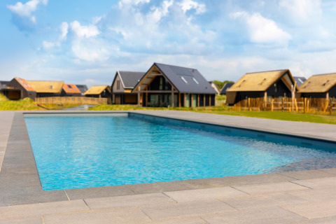 Piscina esterna presso il Resort Nieuwvliet-Bad 13 con moderni lodge vacanza nei Paesi Bassi.