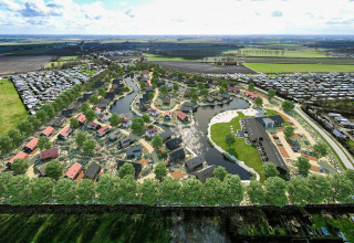 Vista aerea del Resort Nieuwvliet-Bad 13 nei Paesi Bassi, con casette, laghi e campi aperti intorno.