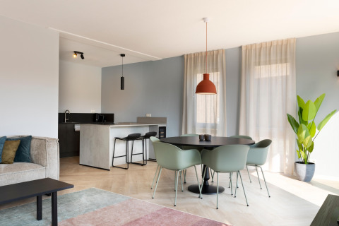 Soggiorno e cucina moderni al Resort Nieuwvliet-Bad 13 nei Paesi Bassi, arredamento elegante e luminoso.