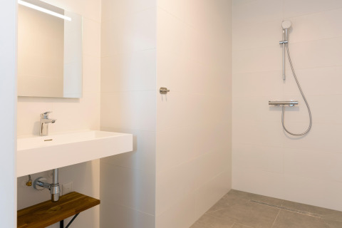 Bagno moderno e minimalista con doccia e lavabo al Resort Nieuwvliet-Bad 13 nei Paesi Bassi.
