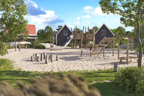 Parco giochi all’aperto sulla sabbia con strutture in legno, bambini che giocano e case sullo sfondo.