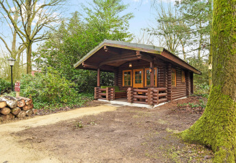 Accogliente chalet in legno al Park Duc de Brabant 3 con veranda, immerso nel verde e tra gli alberi.