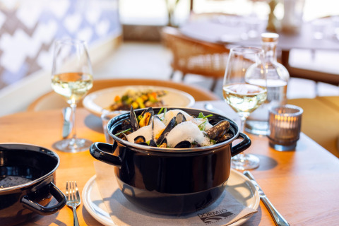 Piatto raffinato di cozze con vino bianco al Resort Nieuwvliet-Bad 13, Paesi Bassi, in ambiente accogliente.