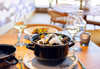 Piatto raffinato di cozze con vino bianco al Resort Nieuwvliet-Bad 13, Paesi Bassi, in ambiente accogliente.