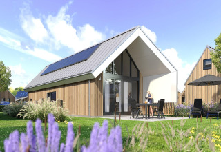 Moderne Ferienlodge Zeebad 14 in den Niederlanden mit Solarpanelen, Garten und sonnigem Himmel.