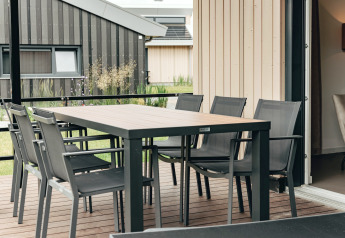 Udendørs spiseområde på en moderne terrasse ved Holiday Park Zeebad 12-lodge i Holland.