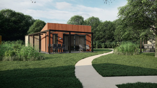 Moderne lodge med træbeklædning og store vinduer ved Holiday Park Klein Vink 25 omgivet af natur.