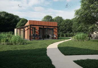 Lodge moderne avec revêtement en bois et grandes fenêtres au Holiday Park Klein Vink 25 entouré de verdure.