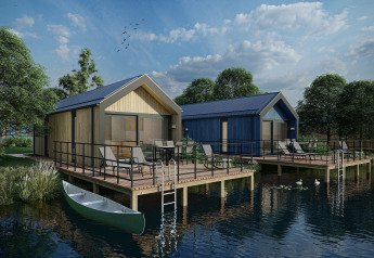 Chalets au bord de l'eau avec terrasse, mobilier de jardin et canoë à Holiday Park Klein Vink 24 par beau temps.