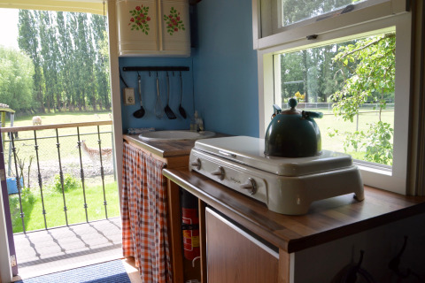Vue intérieure de la maison mobile Pipowagen «de Weideblick» aux Pays-Bas, surplombant la nature.