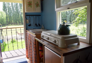 Vue intérieure de la maison mobile Pipowagen «de Weideblick» aux Pays-Bas, surplombant la nature.