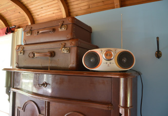 Zwei Vintage-Koffer und ein Radio auf einem Schrank in der Pipowagen 'de Weideblick', Niederlande.