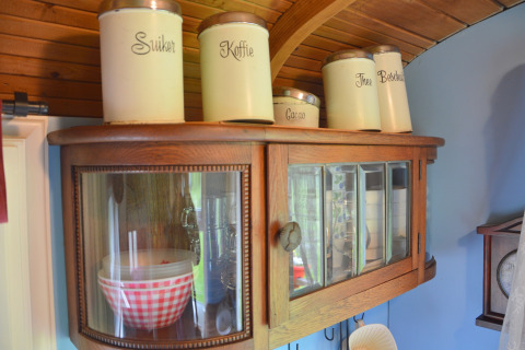 Credenza retrò con barattoli per zucchero, caffè e cacao in Pipowagen 'de Weideblick', Paesi Bassi.