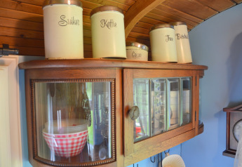 Vintage-Küchenschrank mit Dosen für Zucker, Kaffee und Kakao in Pipowagen 'de Weideblick', Niederlande.