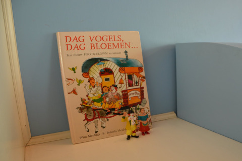Børnebog med titlen 'Dag Vogels, Dag Bloemen' og to figurer i et mobilhome Pipowagen i Holland.