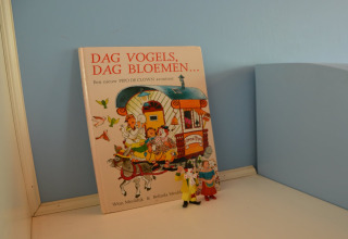 Børnebog med titlen 'Dag Vogels, Dag Bloemen' og to figurer i et mobilhome Pipowagen i Holland.
