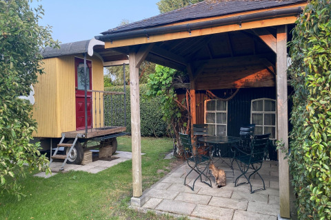 Foto del Pipowagen 'de Weideblick', una casa móvil en los Países Bajos, con jardín y una terraza.