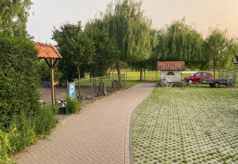 Gehweg, Parkplatz und Garten am Mobilheim Pipowagen «de Weideblick» in den Niederlanden.