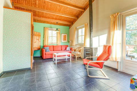 Helles Wohnzimmer im Holiday Home 5 Aarde Green Camping Lage Zwaluwe mit Holzdecken und Kamin.